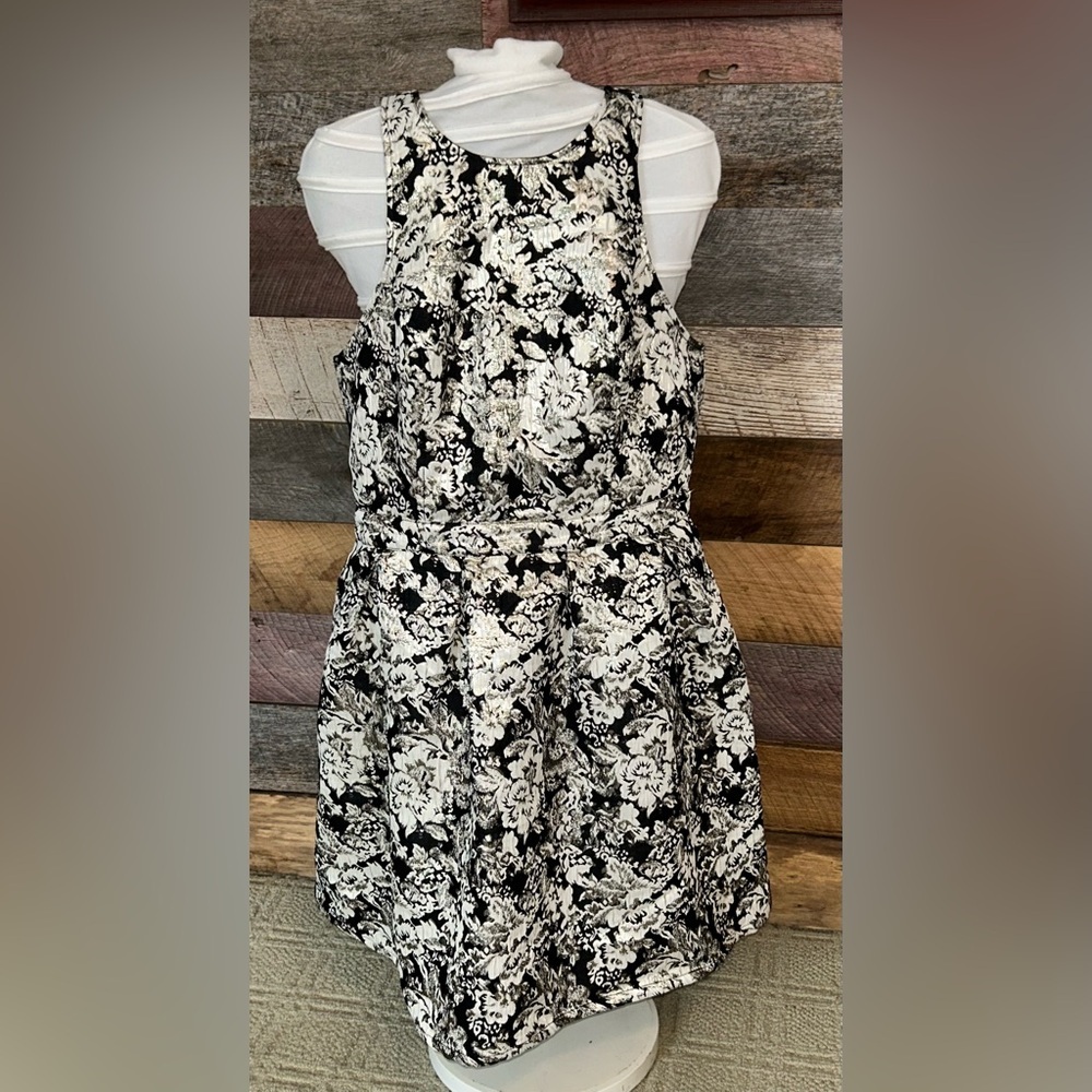 NWT-Abercrombie & Fitch Black and White Floral Metallic flare Dress-women-large